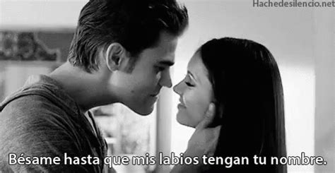 Beso Apasionado GIFs .